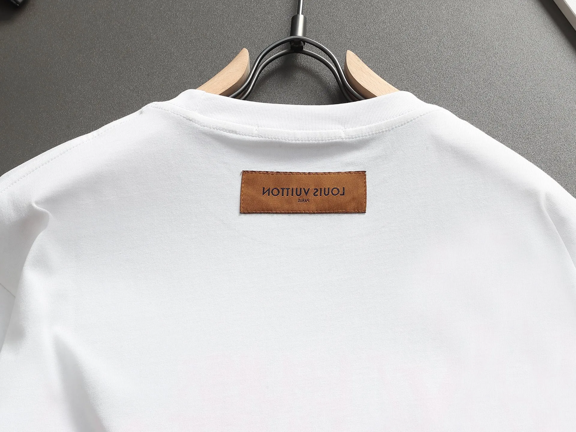 🅿️170 LV 25ss spring and summer printed short T series -1v Yayoi Kusama series pumpkin 🎃 pattern round neck short-sleeved T-shirt. Made of 32-count double yarn pure cotton 240g, washed at high temperature, will not shrink or fade. Comfortable to the touch, super texture❤️ Back-stitched cuff design, yellow back-mark embellishment, and a full set of accessories. A must-have for trendy men and trendy women, the classic drop-shoulder slightly wide version is available exclusively from stock!         ⚠️Only make high quality products, reject junk goods!  -Color: White Black -Size: XS S M L -Crowd: Unisex